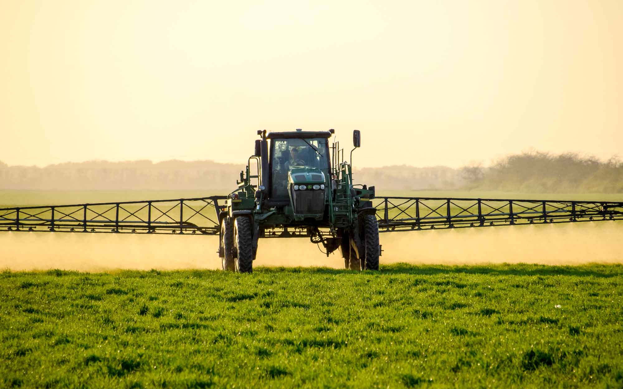 A fertilizing machine driving on a field